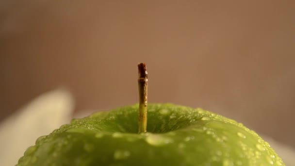 Zelené jablko jeřábu dolů — Stock video