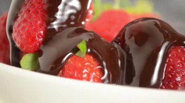 çikolata şurubu - lateral dolly bir kase çilek