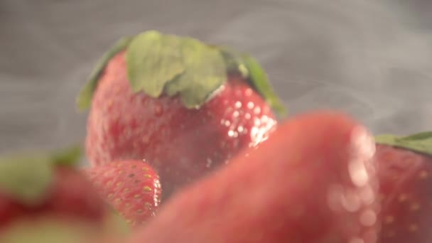 Aardbeien in een kom - dolly uit — Stockvideo