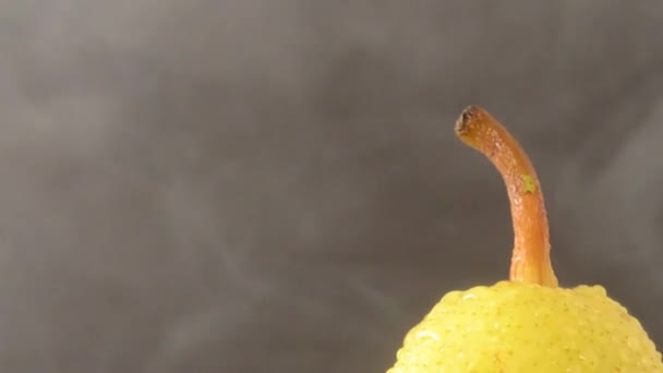 Roterande päron - kranen ner — Stockvideo