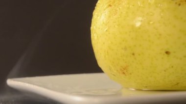 roterende gele peer - kraan omhoog