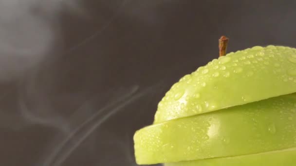 Rotierende geschnittene grüne Äpfel — Stockvideo
