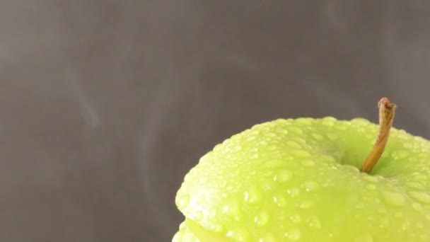 rotující plátky zelené jablko - jeřábu dolů