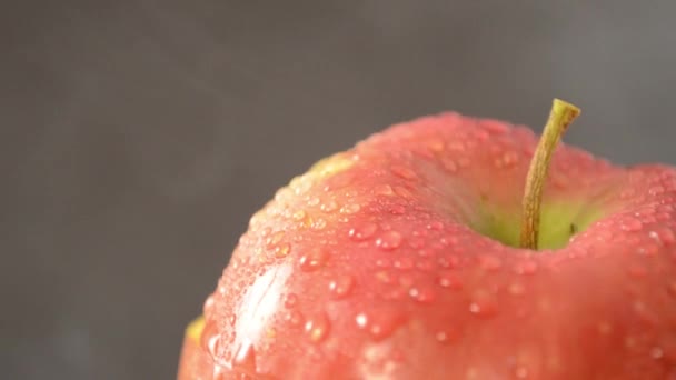 Manzana roja en rodajas giratorias - Grúa hacia abajo — Vídeos de Stock