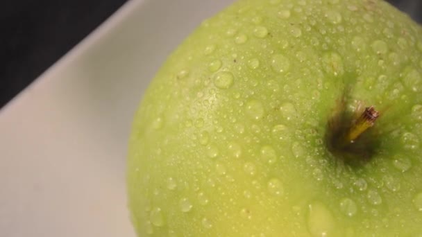 Roterende groene appel - overhead — Stockvideo