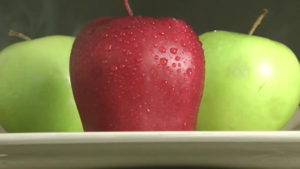 1 manzana roja, 2 manzanas verdes - Dolly In — Vídeo de stock