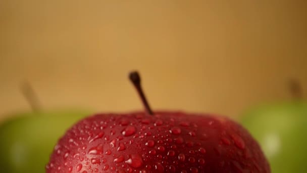 1 manzana roja, 2 manzanas verdes - Grúa hacia abajo — Vídeos de Stock