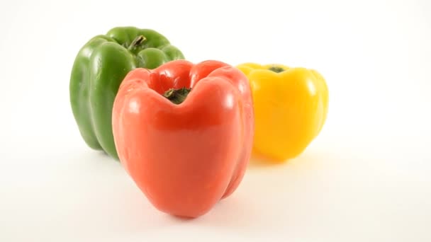 Poivrons rouges, verts et jaunes contre le blanc - Arrangement triangle - Dolly Left 