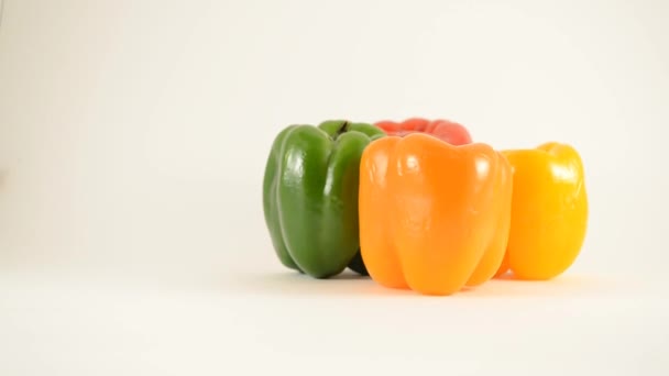 Pimientos Naranjas, Verdes, Amarillos y Rojos Contra el Blanco - Acuerdo Diamante - Crane Up — Vídeos de Stock