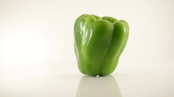 Поворот зеленого перца на зеленый против белого - Долли справа — стоковое видео