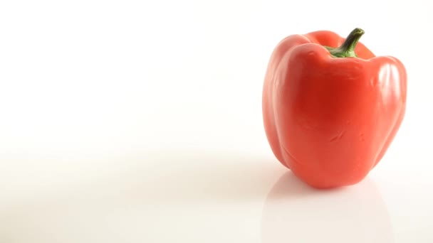 Rotazione Red Pepper su acrilico contro il bianco - Gru fino — Video Stock