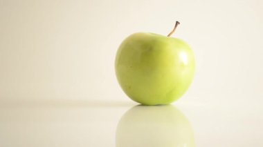 Akrilik beyaz - dolly sola karşı dönen granny smith elma