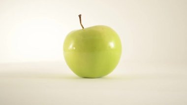 Granny smith elma karşı beyaz - dolly sola döndürme