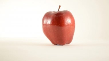kırmızı lezzetli elma karşı beyaz - dolly sola döndürme