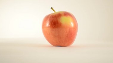 Royal gala elma karşı beyaz - dolly sağa döndürme