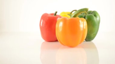 Akrilik Beyaz - elmas aranjman - dolly sola karşı üzerinde turuncu, sarı, yeşil ve kırmızı biber