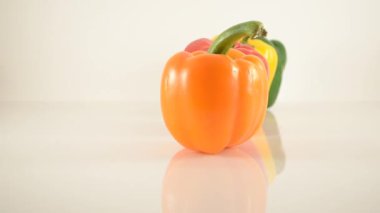 Akrilik beyaz - line aranjman - dolly sola karşı üzerinde turuncu, sarı, yeşil ve kırmızı biber