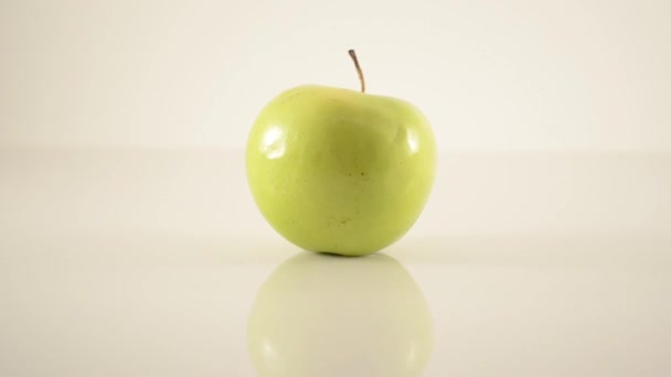 Granny Smith Apple su acrilico contro il bianco - Dolly sinistra — Video Stock