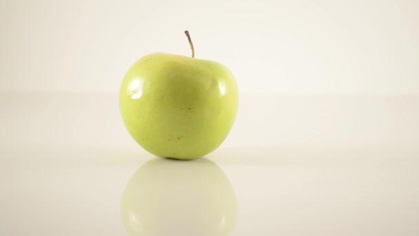 Granny Smith Apple su acrilico contro il bianco - Dolly destra — Video Stock