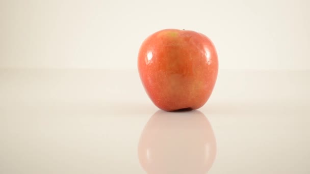 Τζαζ μήλο σε ακρυλικό ενάντια στο λευκό - κουκλίτσα αριστερά — Αρχείο Βίντεο