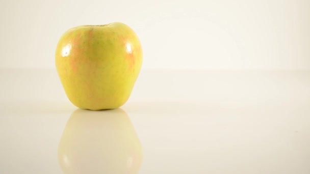 Honeycrisp Apple sobre acrílico contra blanco - Dolly Right — Vídeo de stock