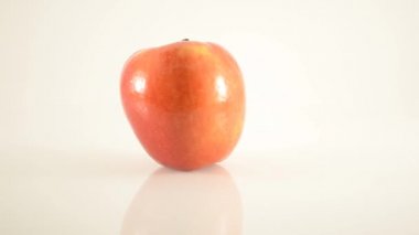 Akrilik beyaz - dolly sola karşı üzerinde dönen caz elma