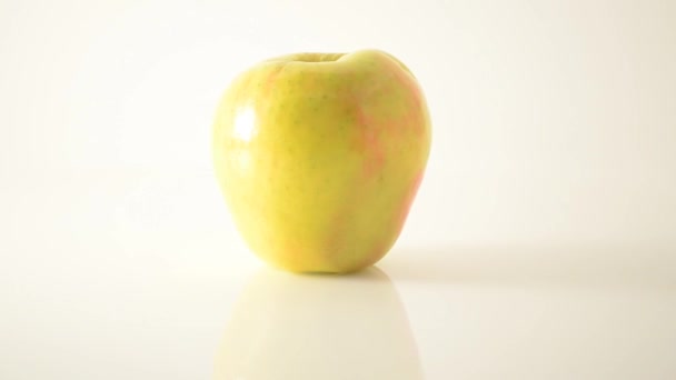 Εκ περιτροπής honeycrisp μήλο σε ακρυλικό ενάντια στο λευκό - κουκλίτσα αριστερά — Αρχείο Βίντεο