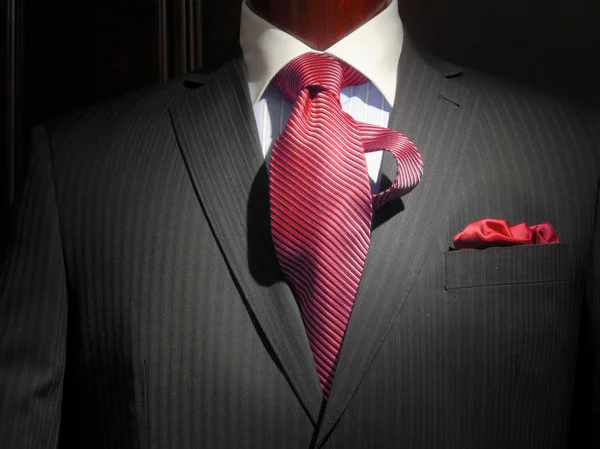 Giacca a righe con cravatta a righe rosse e fazzoletto Immagini Stock Royalty Free