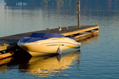 sonbahar sabahı bir iskele üzerinde tekne