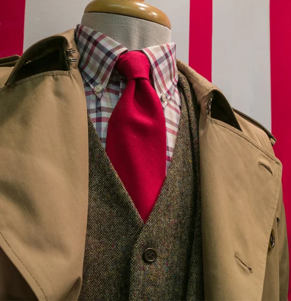 Impermeable y traje bronceado, camisa a cuadros, corbata roja —  Fotos de Stock