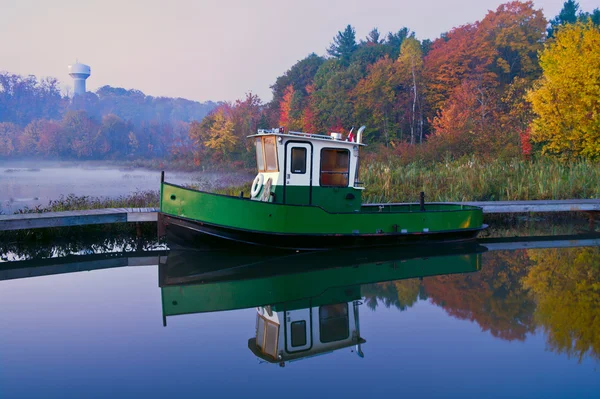 Boat at a Pier on a Misty Autumn Morning — Stock Photo, Image