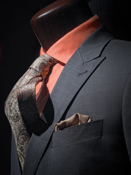 Dunkelgraue Jacke mit orangefarbenem Hemd, gemusterter Krawatte und Taschentuch — Stockfoto