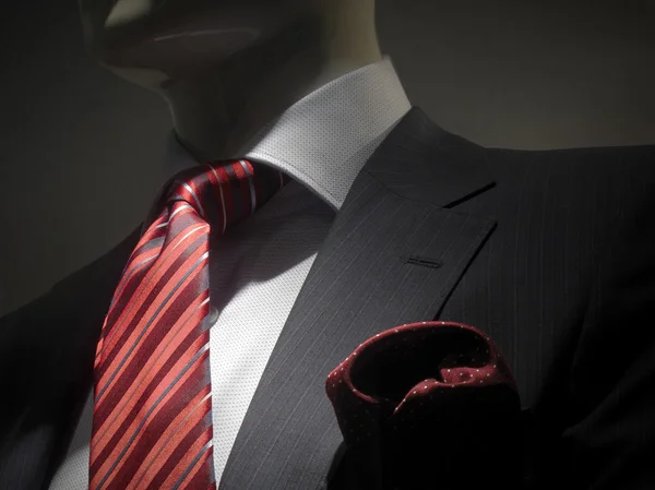 Gestreifte graue Jacke mit rot gestreifter Krawatte und Taschentuch (horiz — Stockfoto