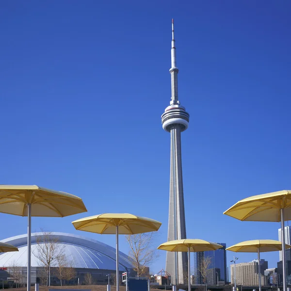 CN tower & żółte parasole — Zdjęcie stockowe