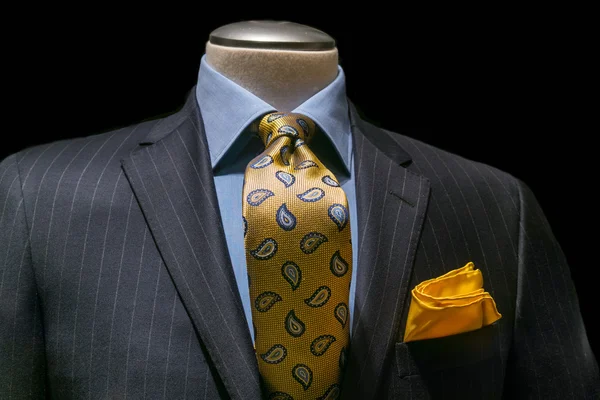 灰色的条纹的夹克、 蓝衬衫、 图案的黄色领带 & handkerc — 图库照片