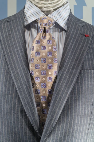 Світло-сірий смугастий жакет з блакитною смугастою сорочкою та бежевою краваткою — стокове фото