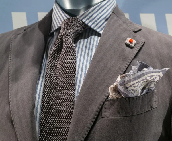 Graue Jacke mit blau-weiß gestreiftem Hemd und grauer Strickkrawatte — Stockfoto