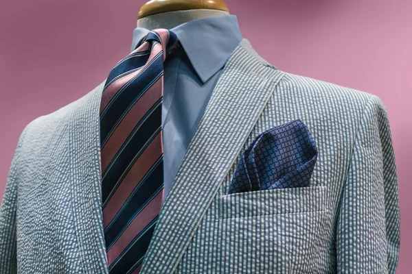 Veste rayée blanche et bleue avec cravate rayée — Photo