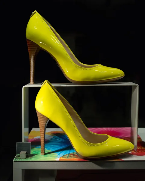 Yellow Women's Shoes on a Display — Stock Photo, Image