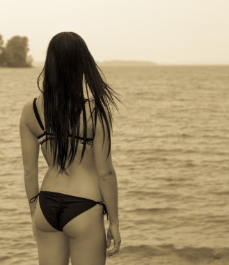 Kumsaldaki genç kadın.