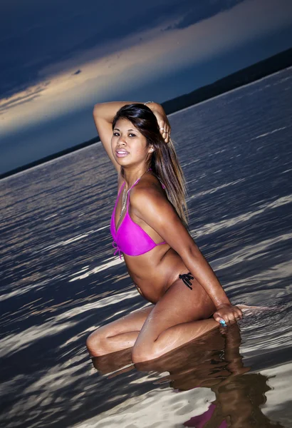 Mulher tailandesa na praia — Fotografia de Stock