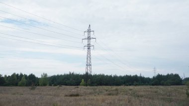 Alandaki yüksek voltajlı elektrik hatları