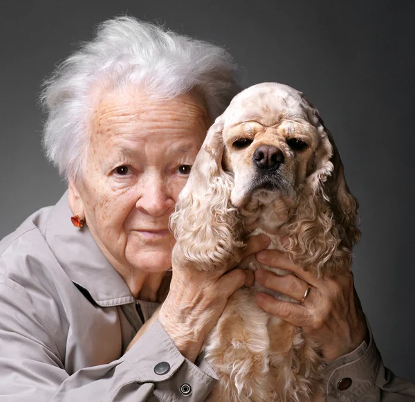 Kvinna och hund — Stockfoto