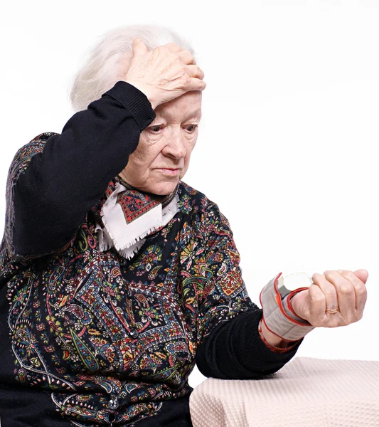 Stara kobieta mierzy ciśnienie tętnicze — Zdjęcie stockowe