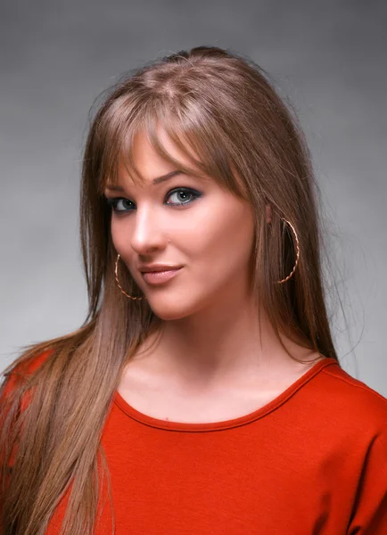 Egy gyönyörű fiatal nő portréja — Stock Fotó