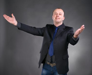 yakışıklı iş adamı ile açık el karşılama portresi