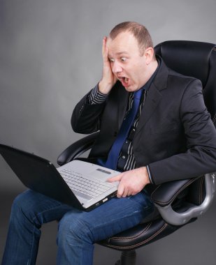 işadamı laptop arıyorum