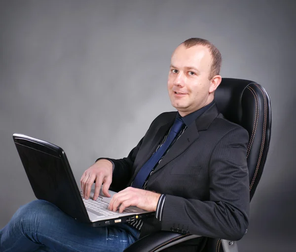 Homem de negócios com laptop — Fotografia de Stock