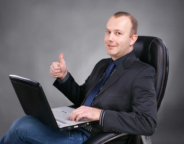Geschäftsmann mit Laptop zeigt Ja-Zeichen — Stockfoto