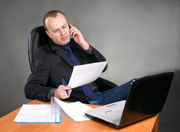 Jungunternehmer an seinem Arbeitsplatz — Stockfoto